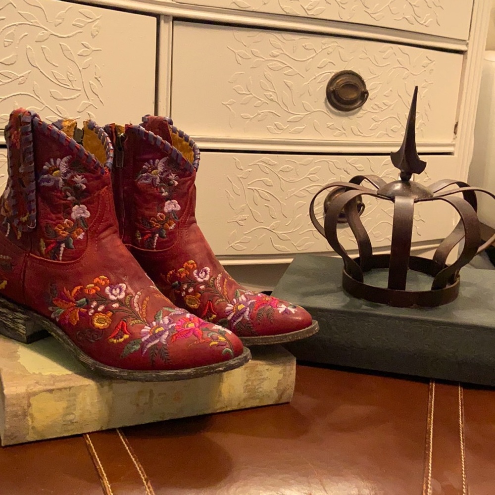 Old Gringo red embroidered short boots